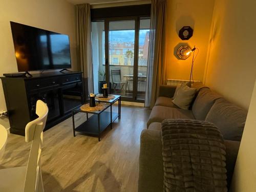 a living room with a couch and a television at Apartamento Entero 2 HABITACIONES in León