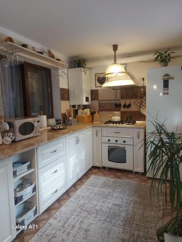 Una cocina con gabinetes blancos y un horno de estufa. en FloMar by the Sea, en Mangalia