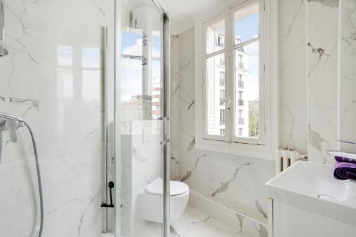 une salle de bain avec une douche, des toilettes et un lavabo dans l'établissement Modern and new flat - Paris 12th - near le Marais and Bois de Vincennes, à Paris