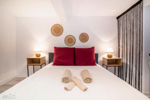 ein Schlafzimmer mit einem Bett mit zwei Handtüchern darauf in der Unterkunft La cabane du pêcheur - Nantes - Bord de Loire in Rezé