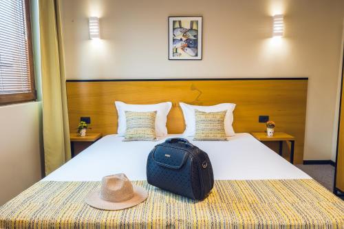 una habitación de hotel con una cama con sombrero en Hotel Albatros New Town, en Sozopol
