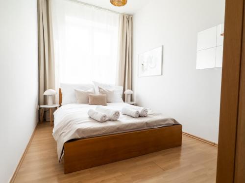 ein Schlafzimmer mit einem Bett mit zwei Handtüchern darauf in der Unterkunft Sage Apartment Old Town Bratislava in Bratislava