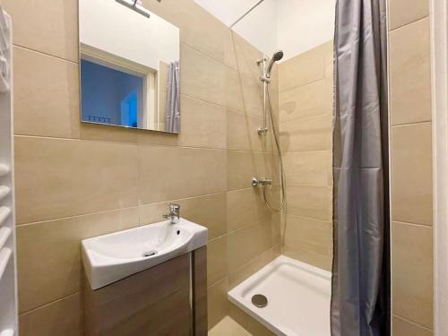 ein Bad mit einem Waschbecken und einer Dusche in der Unterkunft Quiet 60 m2 Apartment with Free Parking in Wien
