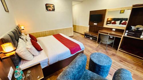 Pokój hotelowy z łóżkiem i biurkiem w obiekcie Ocean Inn w mieście Manāli