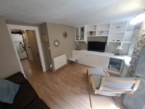 salon z białymi szafkami i telewizorem w obiekcie Apartamento en el Casco Viejo. Itsasargi w mieście Lekeitio