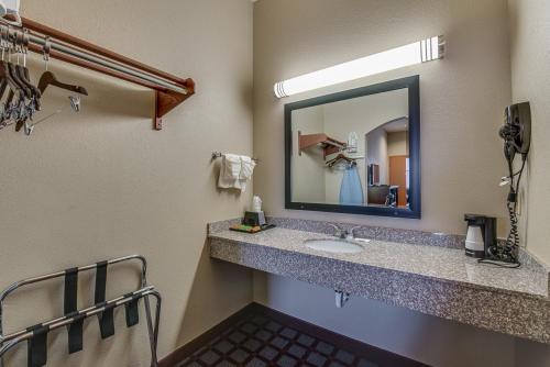 Bilik mandi di Executive Inn & Suites Cushing