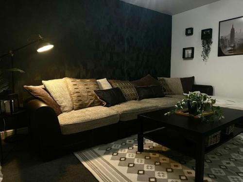 2 Bed Luxury Apartment With 1 FREE Uber Eats Meal في ولفرهامبتون: غرفة معيشة مع أريكة وطاولة