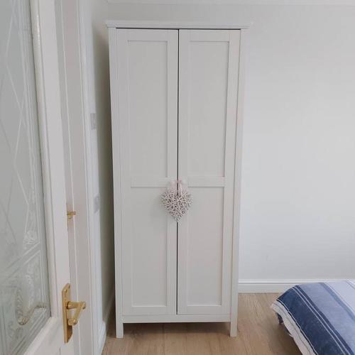 een witte kast met glazen deuren in een slaapkamer bij Cheerful one bedroom home with patio and parking in Newbury