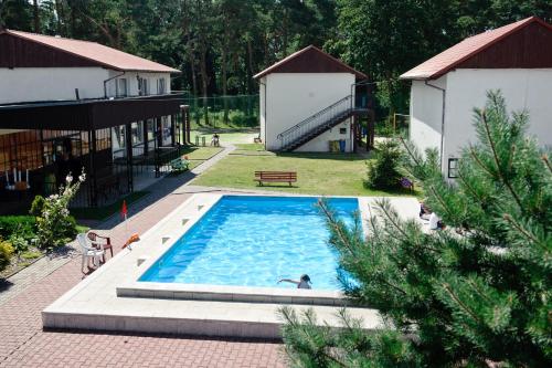 Bazén v ubytování Pokoje przy Spokojnej nebo v jeho okolí