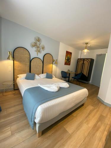 um quarto com uma cama grande e um cobertor azul em App-Art em Nice