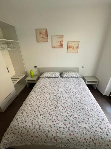 una camera da letto con un letto grande in una stanza di Super Rose a Lazise