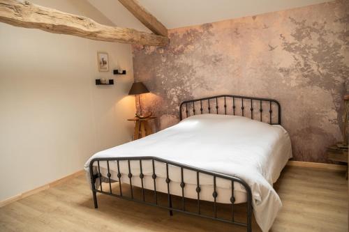 - une chambre avec un lit en métal dans l'établissement Domaine Abbey-Rose, à Champsac