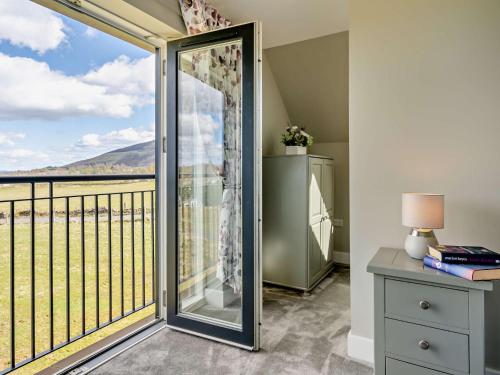a room with a balcony with a sliding glass door at 2 Bed in Auchterarder 94546 in Auchterarder