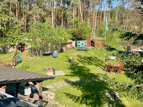 an aerial view of a yard with a house at Ferienwohnung Schaeferhof, die Natur vor der Haustüre in Cottbus