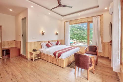 een slaapkamer met een bed en een groot raam bij Vivaan stays in Shamshi