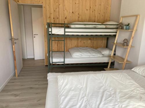 Zimmer mit 2 Etagenbetten und einem Bett in der Unterkunft Gaston vakantiehuis in Geraardsbergen