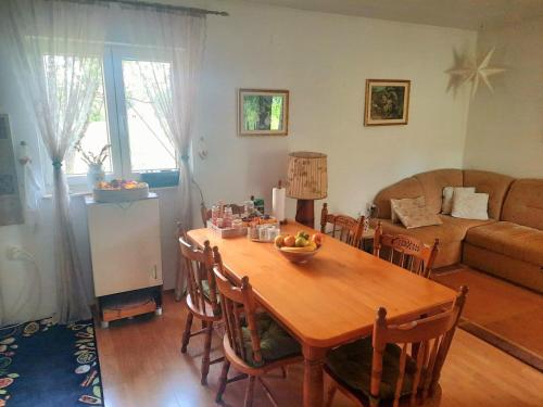 sala de estar con mesa de madera y sofá en Landhaus Kate en Lusnić