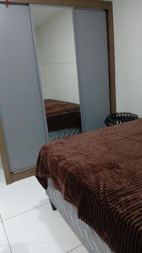 um quarto com uma cama e dois espelhos em Apartamento Villa Giovanne em João Pessoa