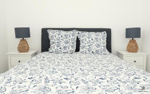 - une chambre blanche avec un lit et 2 tables de chevet dans l'établissement La résidence Jeanne d'Arc 5, Troyes - France, à Troyes