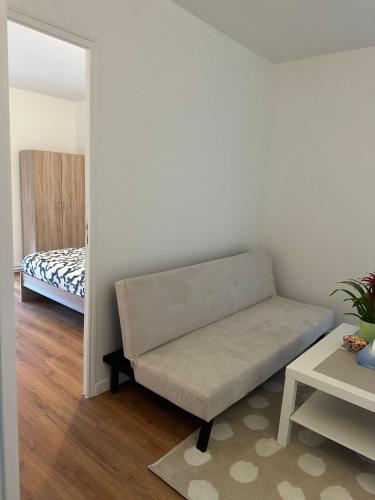 - un salon avec un canapé et une chambre dans l'établissement APPARTEMENT T2 Place Carnot, à Romainville