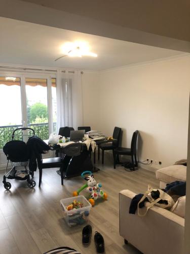 Sala de estar con mesa y sillas en Appartement 70 m2 proche Paris JO, en Épinay-sur-Seine