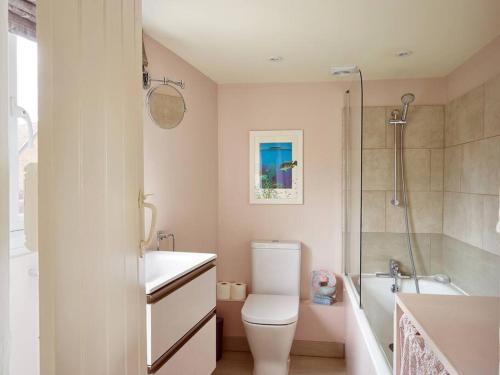 uma casa de banho com um WC, um lavatório e um chuveiro em Northfield End Cottage em Henley on Thames
