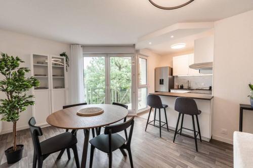 une cuisine et une salle à manger avec une table et des chaises dans l'établissement Appartement T2 Toulouse - 47m2 - Parking gratuit & wifi, à Toulouse