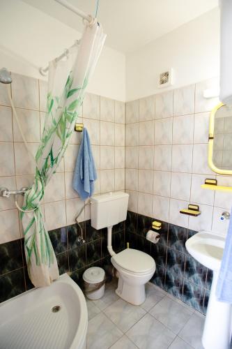a bathroom with a toilet and a sink at Pokoje przy Spokojnej in Niechorze