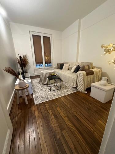 - un salon avec un canapé et du parquet dans l'établissement Cosy proche Tour Eiffel, à Paris