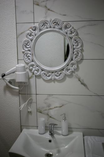 ein Badezimmer mit Waschbecken und Spiegel in der Unterkunft LENI Apartment in Bitola