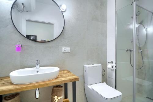 bagno con lavandino, specchio e servizi igienici di Apartamenty 7 Dębów a Pleśna
