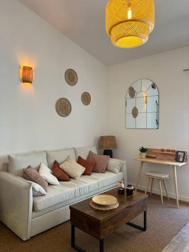un salon avec un canapé et une table basse dans l'établissement Duplex chaleureux et élégant à deux pas de la mer, à Marseille