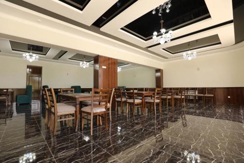 une salle de conférence avec une table et des chaises dans l'établissement Boysun palace, à Baysun