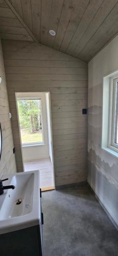 ein Bad mit einem Waschbecken und einem Fenster in der Unterkunft Lägenhet Ateljén in Hudiksvall