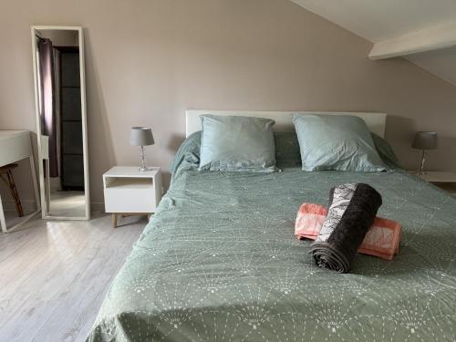 - une chambre avec un lit vert et 2 oreillers dans l'établissement Maison de 40m2,Clim, Wifi, jardin et parking, à Marseille