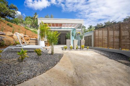a contemporary home with a modern exterior at Cocoonhuts Résidences Martinique in Le Lamentin