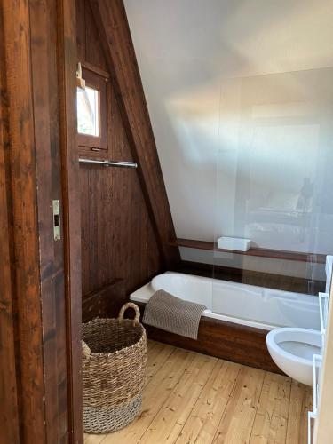 une salle de bain avec baignoire et toilettes dans l'établissement Loft Oasis - Grande terrasse et piscine, à Gassin