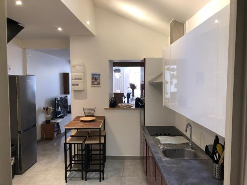 une cuisine avec un évier et un plan de travail dans l'établissement Grande maison pêcheur. Centre ville Trouville, à Trouville-sur-Mer