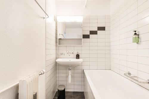 y baño blanco con lavabo y bañera. en Cooldis 4 !Gratis Parken, Free Parking!, en Kreuzlingen