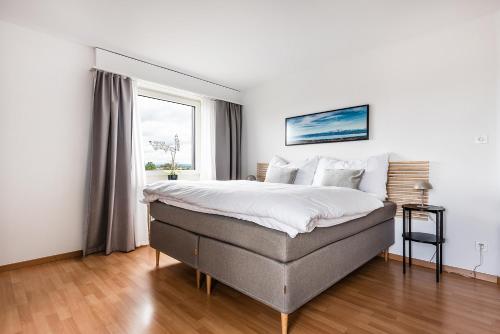 Un dormitorio con una cama grande y una ventana en Cooldis 4 !Gratis Parken, Free Parking!, en Kreuzlingen