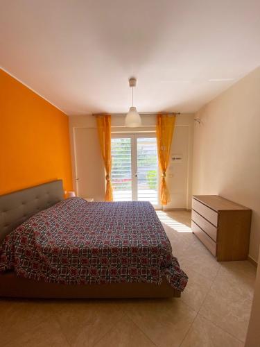 sypialnia z łóżkiem i dużym oknem w obiekcie Villanna w mieście Sperlonga