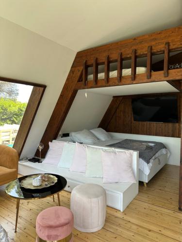 - une chambre avec des lits superposés et une table dans l'établissement Loft Oasis - Grande terrasse et piscine, à Gassin