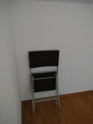 een zwarte stoel in een hoek van een kamer bij Garden View Triple Room - Neusiedlersee in Breitenbrunn