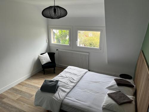 A bed or beds in a room at Villa de caractère à Saint- Malo 100m du Sillon