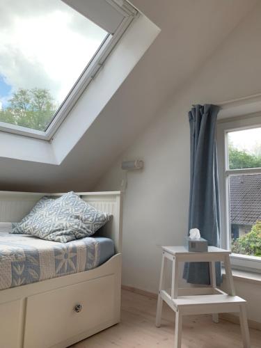 1 dormitorio con cama y ventana en Haus Finchen - Alte Näherei, en Hückelhoven