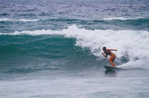 un homme faisant une vague sur une planche de surf dans l'océan dans l'établissement Hermanos Perdidos Surf, à Las Tunas