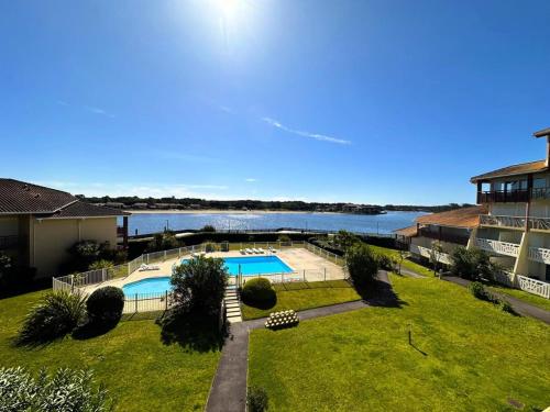 une vue aérienne d'un complexe avec piscine dans l'établissement Résidence Le Boucanier - 2 Pièces pour 4 Personnes 074, à Vieux-Boucau-les-Bains