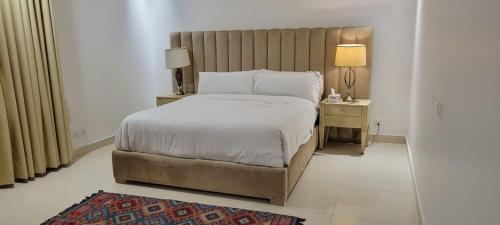 Giường trong phòng chung tại One Bed Residential Apartment Gold Crest Mall
