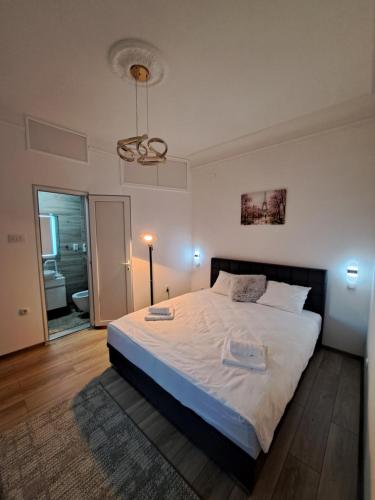 Un dormitorio con una cama grande y un baño. en Xena, en Belgrado