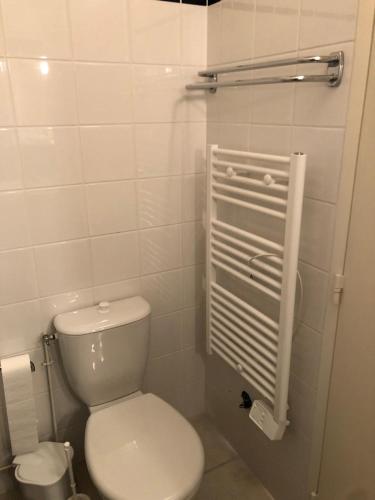Ένα μπάνιο στο Appartement piscine cure thermale